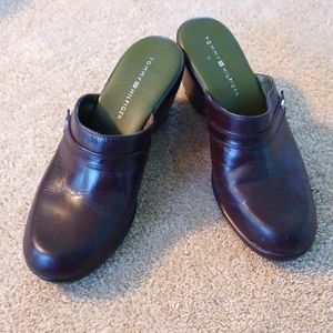 NWOB Tommy Hilfiger Brown size 7 Wedge Clogs